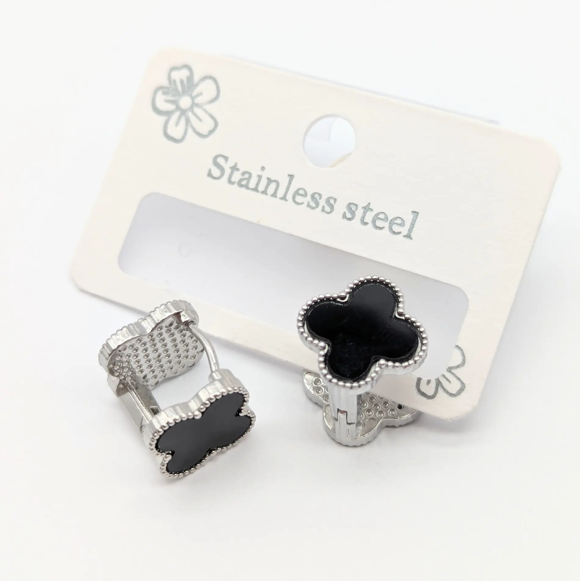 Сережки Stainless Steel РС “Клевер”. Сталь. Родій з чорною емаллю, двосторонні 1.8 × 1.8 см