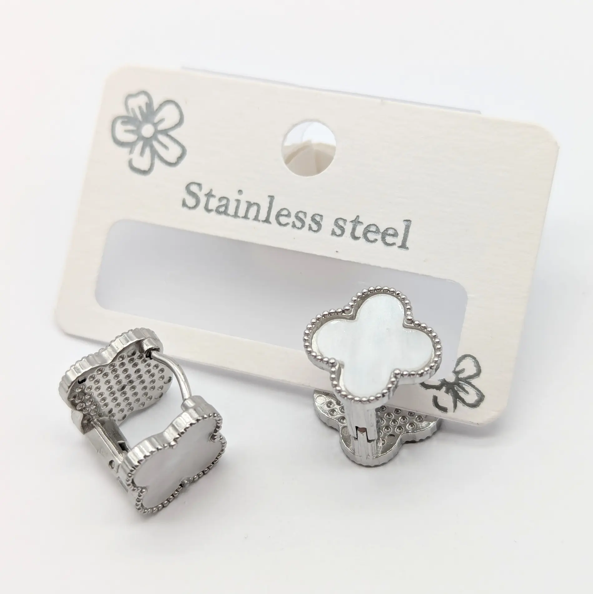 Сережки Stainless Steel РС “Клевер”. Родій. Сталь з білою емаллю, двосторонні 1.8 × 1.8 см