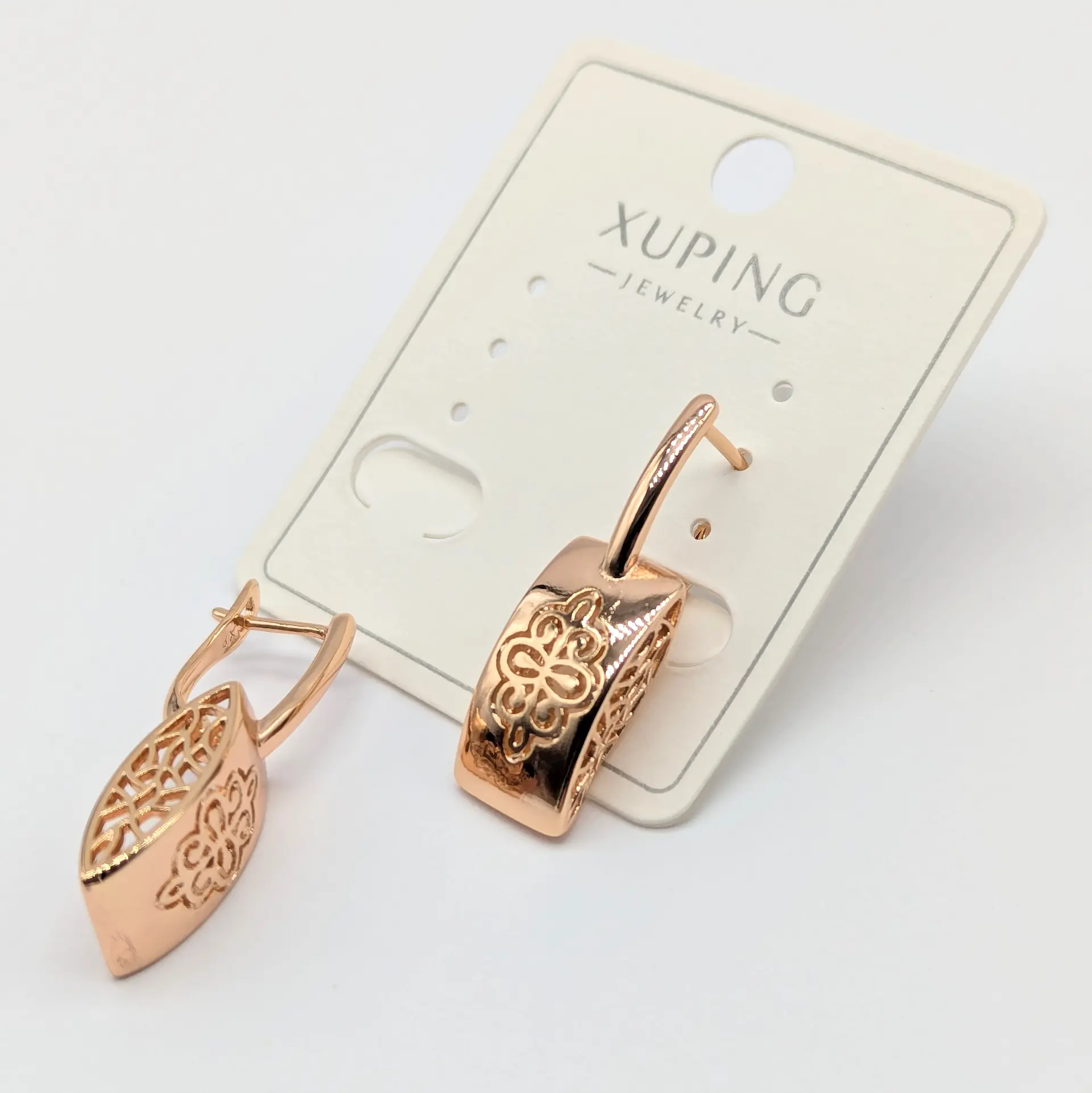 Сережки Xuping 18к «Ажурна Елісія», 0.9*2.8 см